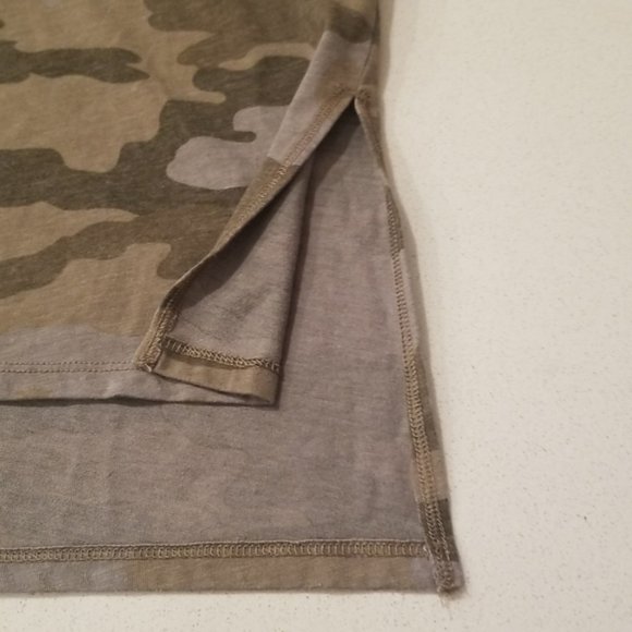 American Eagle Camo V Neck - Picture 4 of 9
